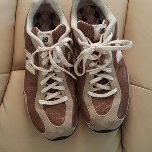 New balance tennis shoes